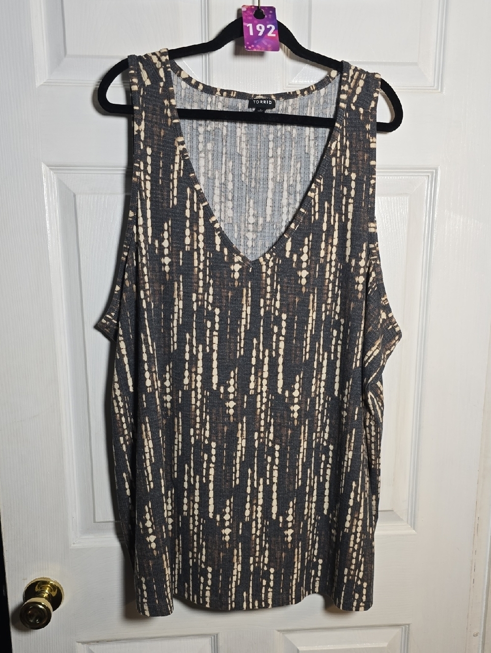 192 Torrid 5 5X Black and Cream Abstract V-Neck Tank
